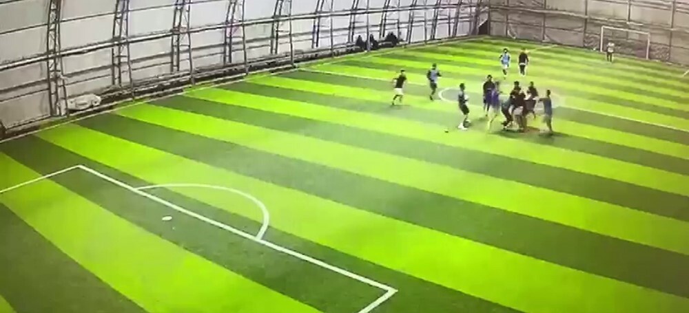 BURDUR'DA GÜVENLİK KAMERASINA YANSIYAN HALI SAHA MAÇI ESNASINDA ÇIKAN KAVGADA 2 KİŞİ ÇIKARILDIĞI...