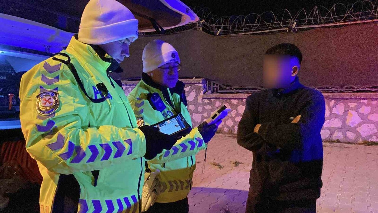 BURDUR'DA POLİS EKİPLERİ TARAFINDAN ŞÜPHE ÜZERİNE DURDURULAN OTOMOBİLDEKİ SÜRÜCÜ 0.56 PROMİL...