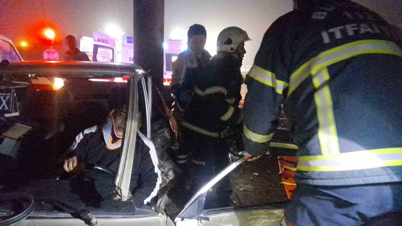 BURDUR'DA TIRLA ÇARAPIŞAN TOFAŞ MARKA OTOMOBİLDE SIKIŞAN 2 KİŞİ İTFAİYE EKİPLERİ TARAFINDAN...