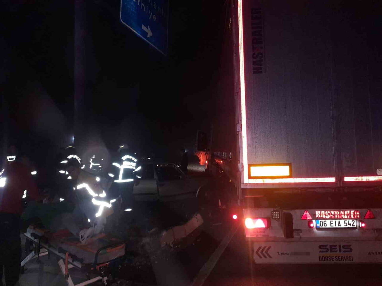 BURDUR'DA TIRLA ÇARAPIŞAN TOFAŞ MARKA OTOMOBİLDE SIKIŞAN 2 KİŞİ İTFAİYE EKİPLERİ TARAFINDAN...