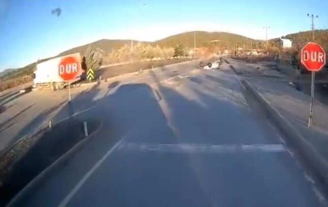 BURDUR'UN ALTINYAYLA İLÇESİNDE OTOMOBİL İLE KAMYONUN KAVŞAKTA ÇARPIŞMASI SONUCU MEYDANA GELEN...