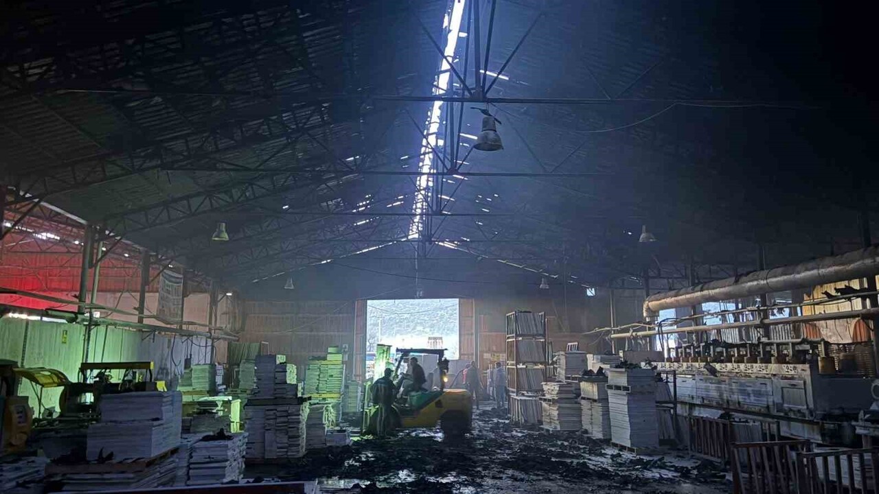 BURDUR'UN BUCAK İLÇESİNDE MERMER FABRİKASINDA ÇIKAN YANGIN İTFAİYE EKİPLERİ TARAFINDAN...