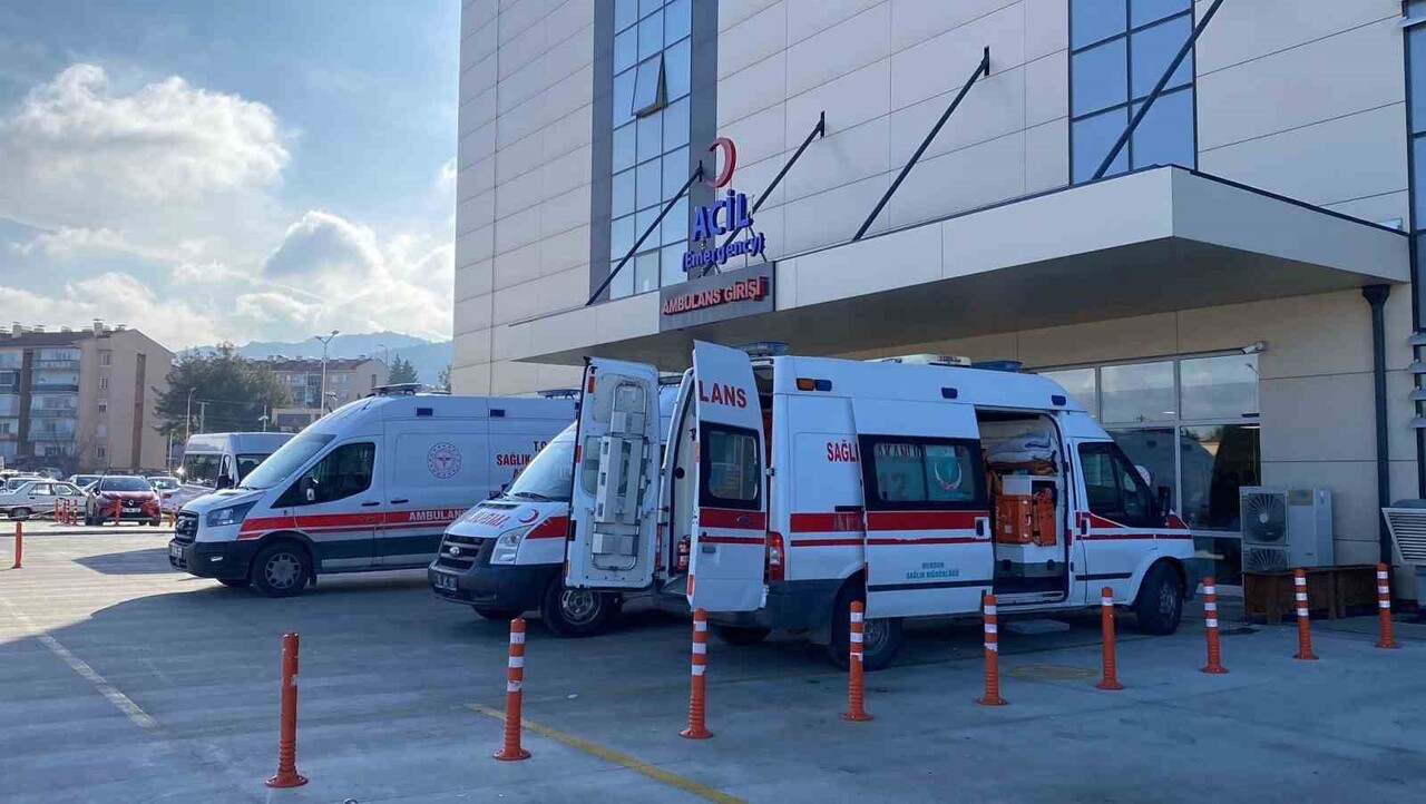 BURDUR'UN ÇELTİKÇİ İLÇESİNDE PARK HALİNDEKİ OTOMOBİL İLE TRAKTÖRÜN ÇARPIŞMASI SONUCU TRAKTÖR...