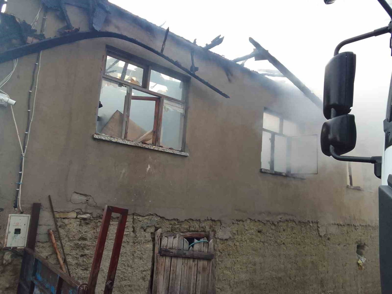 BURDUR'UN KEMER İLÇESİNDE BİR EVDE ÇIKAN YANGIN İTFAİYE EKİPLERİ TARAFINDAN SÖNDÜRÜLDÜ.