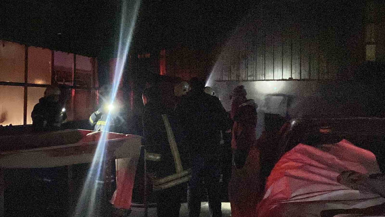 BURDUR’DA SANAYİ SİTESİNDE BULUNAN BİR OTO BOYAMA ATÖLYESİNDE  ÇIKAN YANGIN İTFAİYE EKİPLERİ...