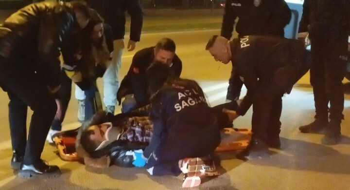 BURSA'DA 100 METRE MESAFEDEKİ ÜST GEÇİDİ KULLANMAYIP ANA YOLU KULLANAN KİŞİ, OTOMOBİLİN ÇARPMASI...