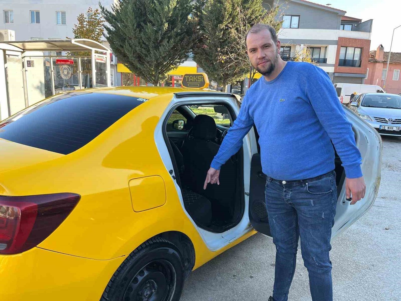 BURSA'DA 9 YILDIR TAKSİCİLİK YAPAN 1 ÇOCUK BABASI SEMİH KORKMAZ YAŞLI VE ÖZÜRLÜ ÇİFTİN ARACINDA...