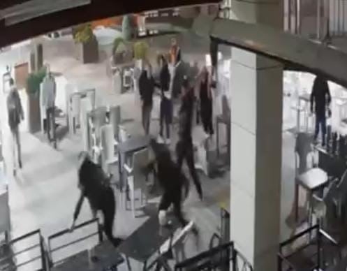 BURSA'DA BABA-OĞULDAN KAN DONDURAN SALDIRI... PALAYLA DEHŞET SAÇTI, 3 KİŞİYİ BIÇAKLADI SERBEST...