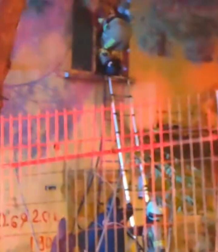 BURSA'DA BİR APARTMANIN 2. KATINDA ÇIKAN YANGINDA YOĞUN DUMAN ARASINDA MAHSUR KALAN BİR VATANDAŞ...