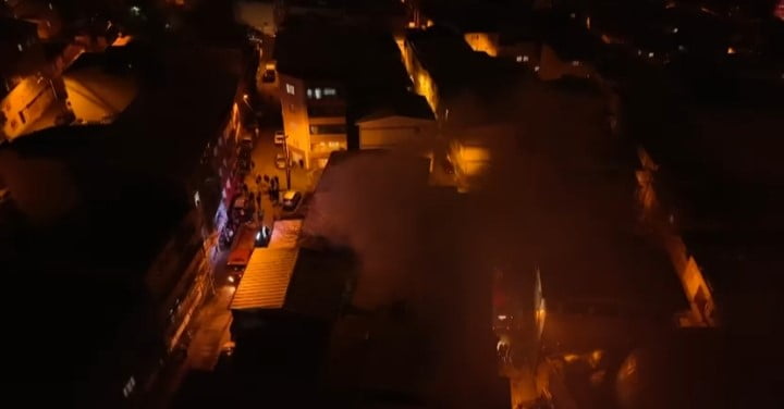 BURSA'DA BİR APARTMANIN ZEMİN KATINDA BULUNAN DEPODA ARAÇ AKÜSÜNDEN ÇIKTIĞI DEĞERLENDİRİLEN YANGIN...