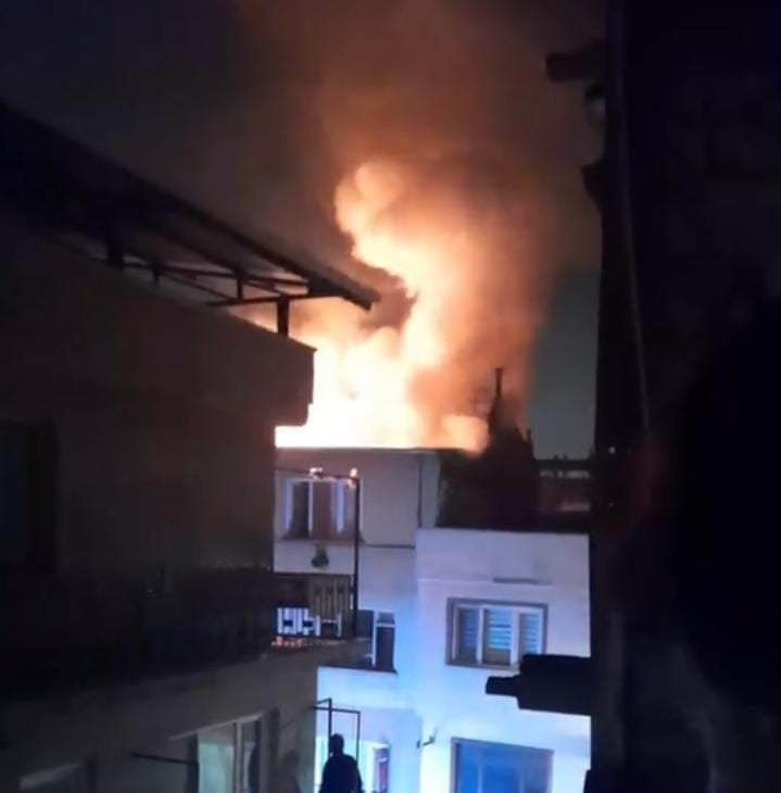 BURSA'DA GECE SAATLERİNDE BİR APARTMANIN ÇATI KATINDA ÇIKAN YANGIN TÜM MAHALLEDE PANİĞE NEDEN...