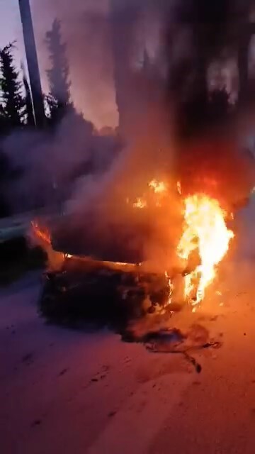 BURSA'DA HAREKET HALİNDEKİ OTOMOBİL, BİRANDA ALEV ALEV YANMAYA BAŞLADI. VATANDAŞLARIN SEFERBER...