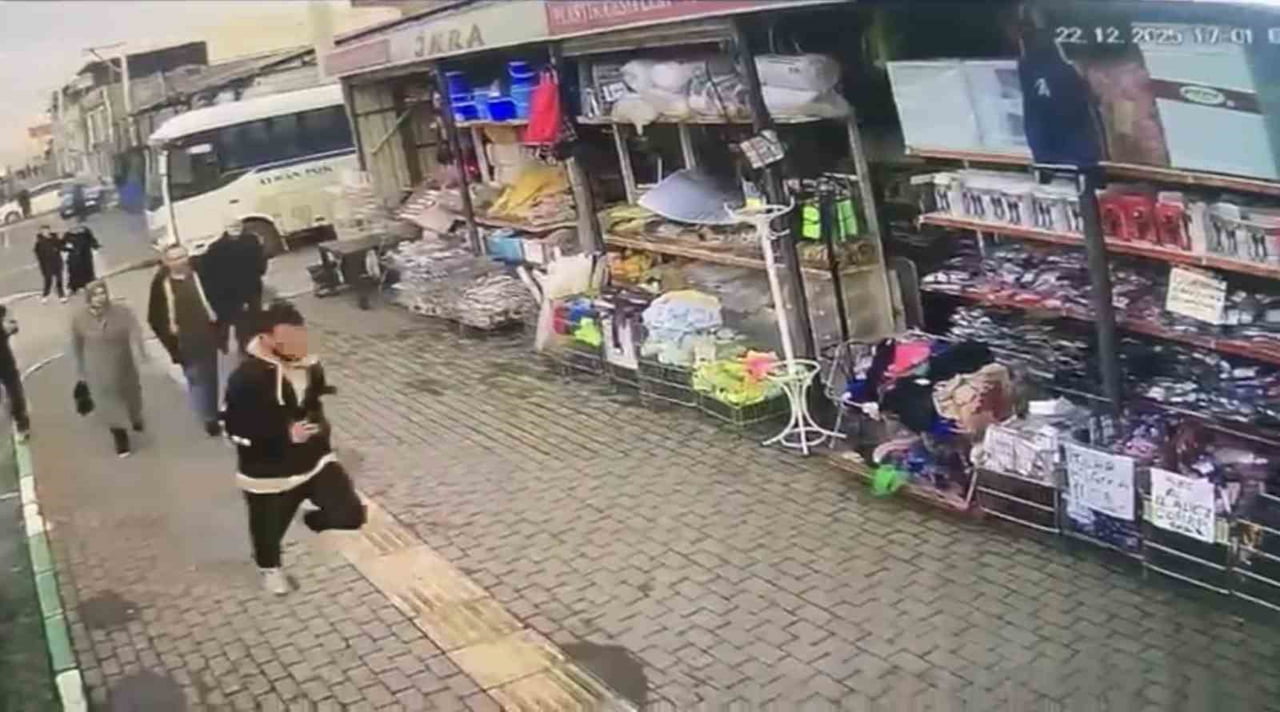 BURSA'DA HUSUMETLİSİNİ CADDE ORTASINDA SİLAHLA KOVALAYAN ŞAHIS, ÇEVREDEKİ KALABALIĞA ALDIRIŞ...