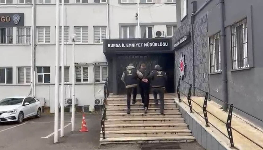 BURSA'DA HUSUMETLİSİNİ CADDE ORTASINDA SİLAHLA KOVALAYAN VE ÇEVREDEKİ KALABALIĞA ALDIRIŞ ETMEDEN...