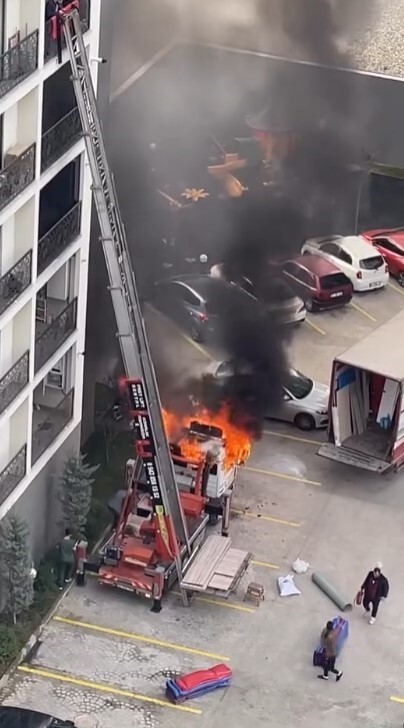BURSA'DA LÜKS BİR SİTEDE YAPILAN TAŞINMA SIRASINDA 6. KATTAKİ DAİRENİN BALKONUNA EŞYA ÇIKARAN...