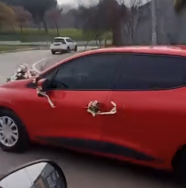 BURSA'DA SEYİR HALİNDEKİ SÜSLÜ OTOMOBİL, ARKA CAMINA YAZILAN NOTLA GÖRENLERİ HEM ŞAŞIRTTI HEM...