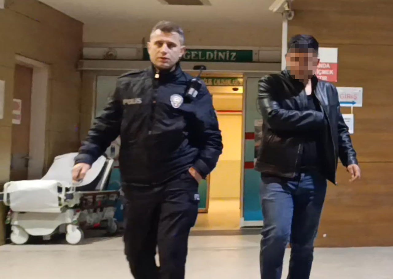 BURSA'NIN İNEGÖL İLÇESİNDE ALKOLLÜ SÜRÜCÜNÜN KONTROLÜNDEN ÇIKAN KAMYONET, SOKAKTA PARK HALİNDEKİ 3...