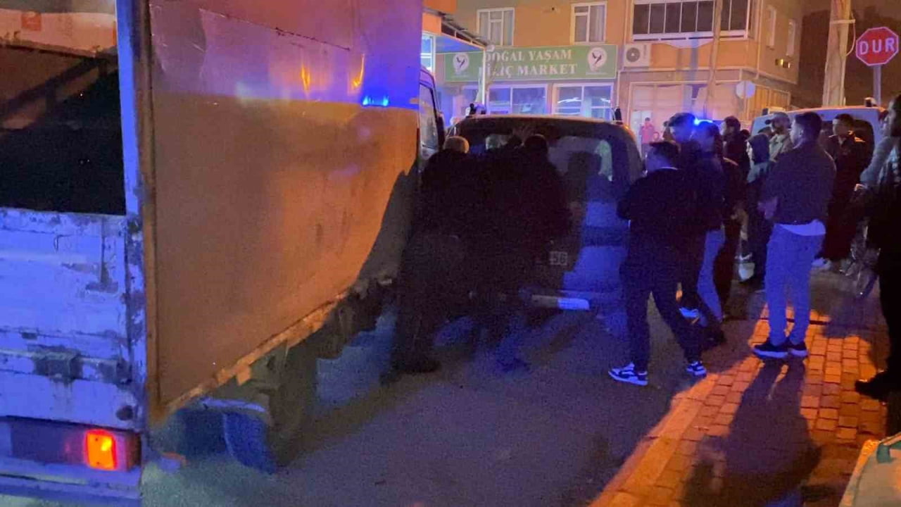 BURSA'NIN İNEGÖL İLÇESİNDE ALKOLLÜ SÜRÜCÜNÜN KONTROLÜNDEN ÇIKAN KAMYONET, SOKAKTA PARK HALİNDEKİ 3...