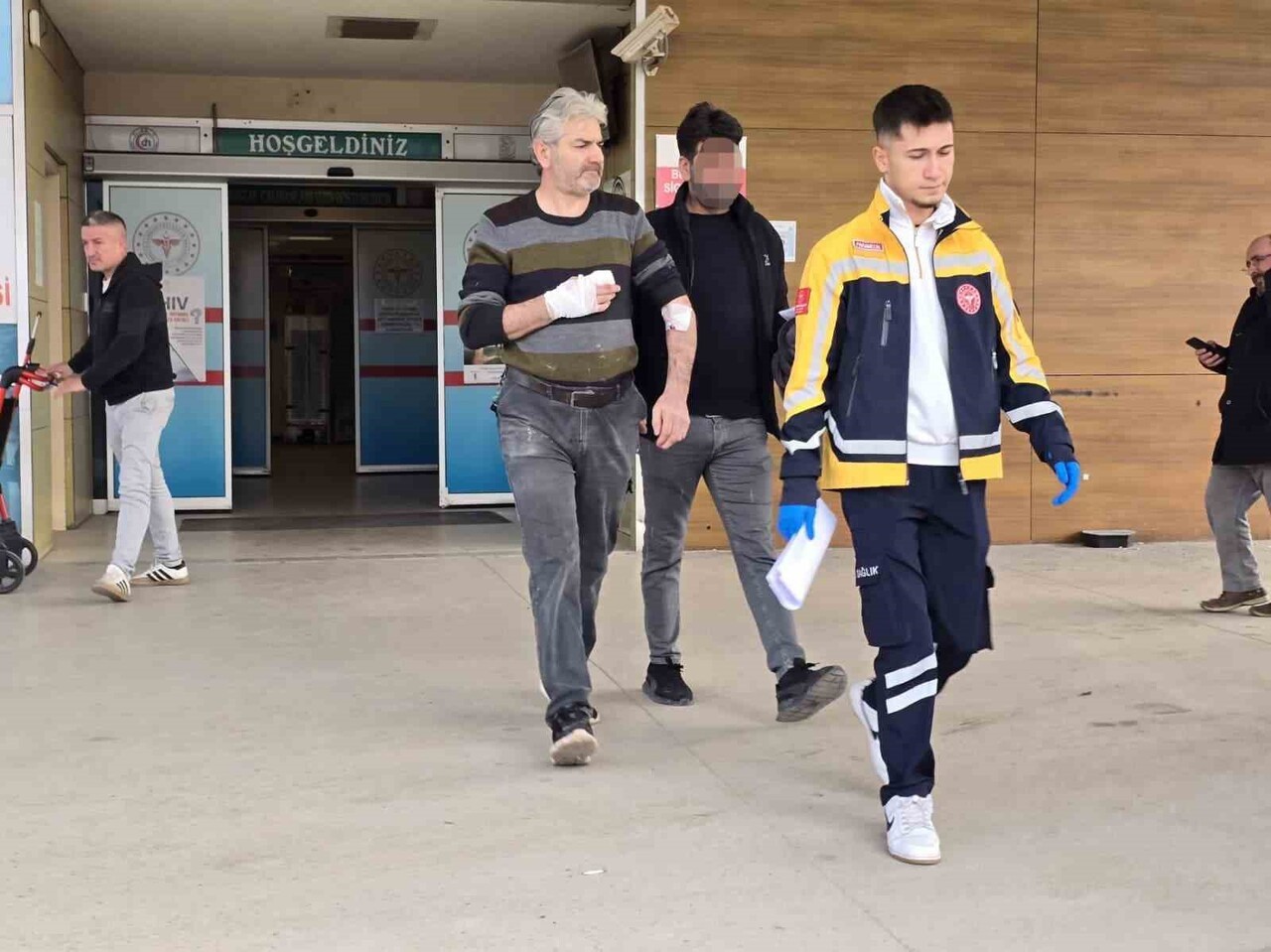 BURSA'NIN İNEGÖL İLÇESİNDE FAALİYET GÖSTEREN BİR MOBİLYA FABRİKASINDA MEYDANA GELEN OLAYDA ELİNİ...