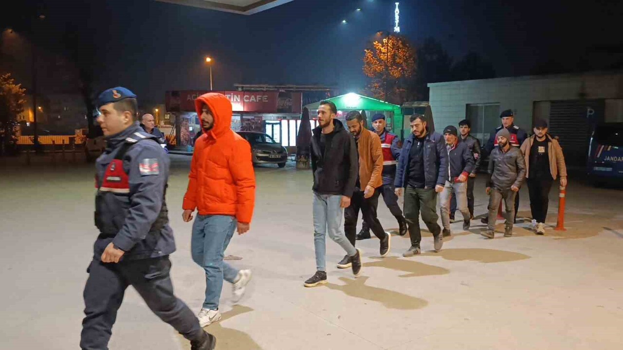 BURSA'NIN İNEGÖL İLÇESİNDE JANDARMA KOMUTANLIĞI EKİPLERİ ÜLKEYE KAÇAK YOLLARLA ÇALIŞMAYA GELEN 8...