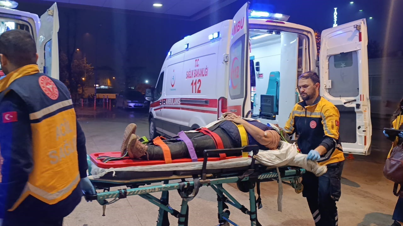 BURSA'NIN İNEGÖL İLÇESİNDE KARŞIDAN KARŞIYA GEÇMEYE ÇALIŞAN YAYA, KAMYONETİN ÇARPMASIYLA...