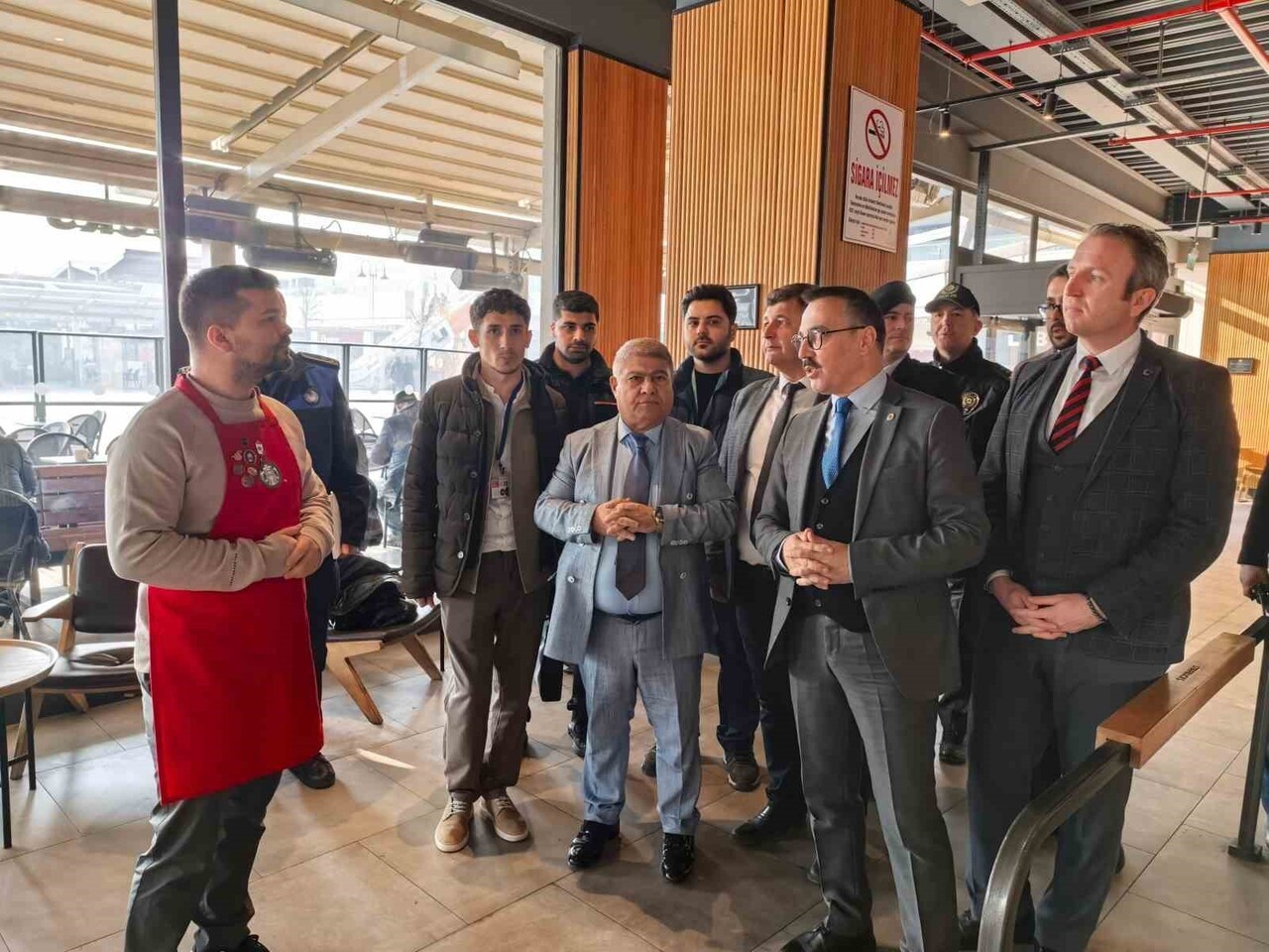 BURSA'NIN İNEGÖL İLÇESİNDE KAYMAKAM EREN ARSLAN VE BERABERİNDEKİ HEYETLE KAFELERDE SİGARA DENETİMİ...