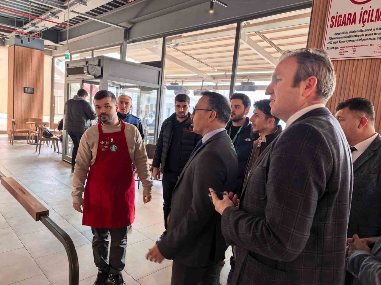 BURSA'NIN İNEGÖL İLÇESİNDE KAYMAKAM EREN ARSLAN VE BERABERİNDEKİ HEYETLE KAFELERDE SİGARA DENETİMİ...