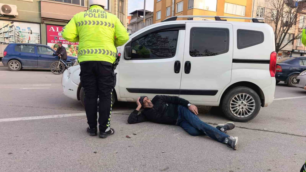 BURSA'NIN İNEGÖL İLÇESİNDE MEYDANA GELEN KAZADA HAFİF TİCARİ ARAÇ İLE ÇARPIŞAN ELEKTRİKLİ...