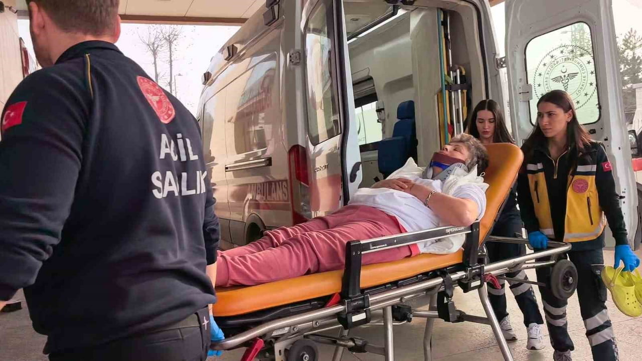 BURSA'NIN İNEGÖL İLÇESİNDE MEYDANA GELEN KAZADA TIR İLE ÇARPIŞAN MİNİBÜS KARAVAN ŞARAMPOLE...