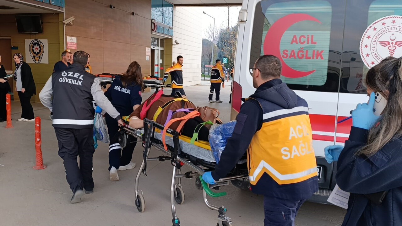 BURSA'NIN İNEGÖL İLÇESİNDE SERVİS MİNİBÜSÜ İLE HAFİF TİCARİ ARAÇ ÇARPIŞTI: 11 KİŞİ...