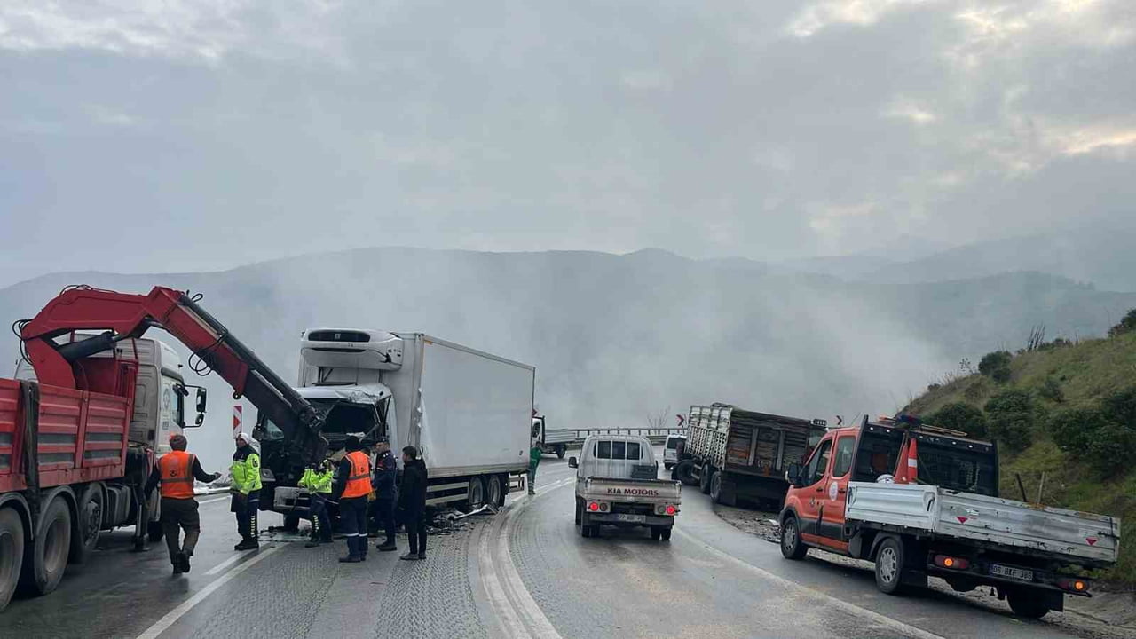BURSA'NIN İZNİK İLÇESİNDE KARŞI İSTİKAMETTEN GELEN 2 KAMYON KAFA KAFAYA ÇARPIŞTI. KAZADA KAMYONUN...