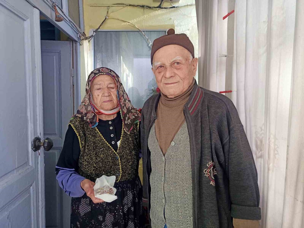 BURSA'NIN KELES İLÇESİNDE 93 YAŞINDAKİ SAFFET CANSAL VE EŞİ 1993 MODEL GÜN GÖRMEMİŞ TOFAŞ'INI...