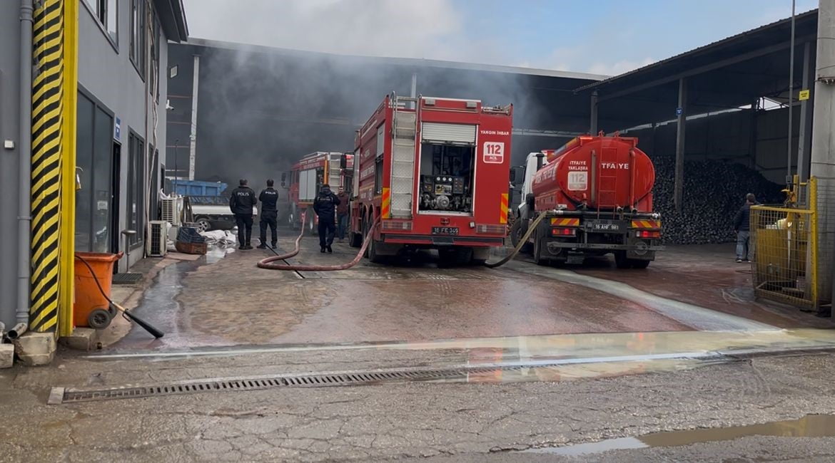 BURSA'NIN NİLÜFER İLÇESİNDE ÇIKAN YANGIN KORKU DOLU ANLARA NEDEN OLDU. ELEKTRİK PANOSUNDAN ÇIKTIĞI...