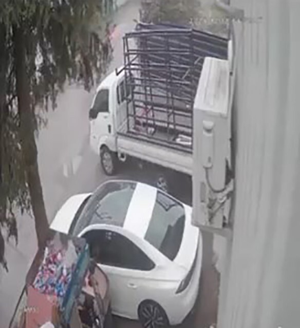 BURSA'NIN YILDIRIM İLÇESİ SAMANLI MAHALLESİ'NDE DÜN YAŞANAN OLAYDA, KAMYONETİN ÇARPTIĞI SCOOTER...