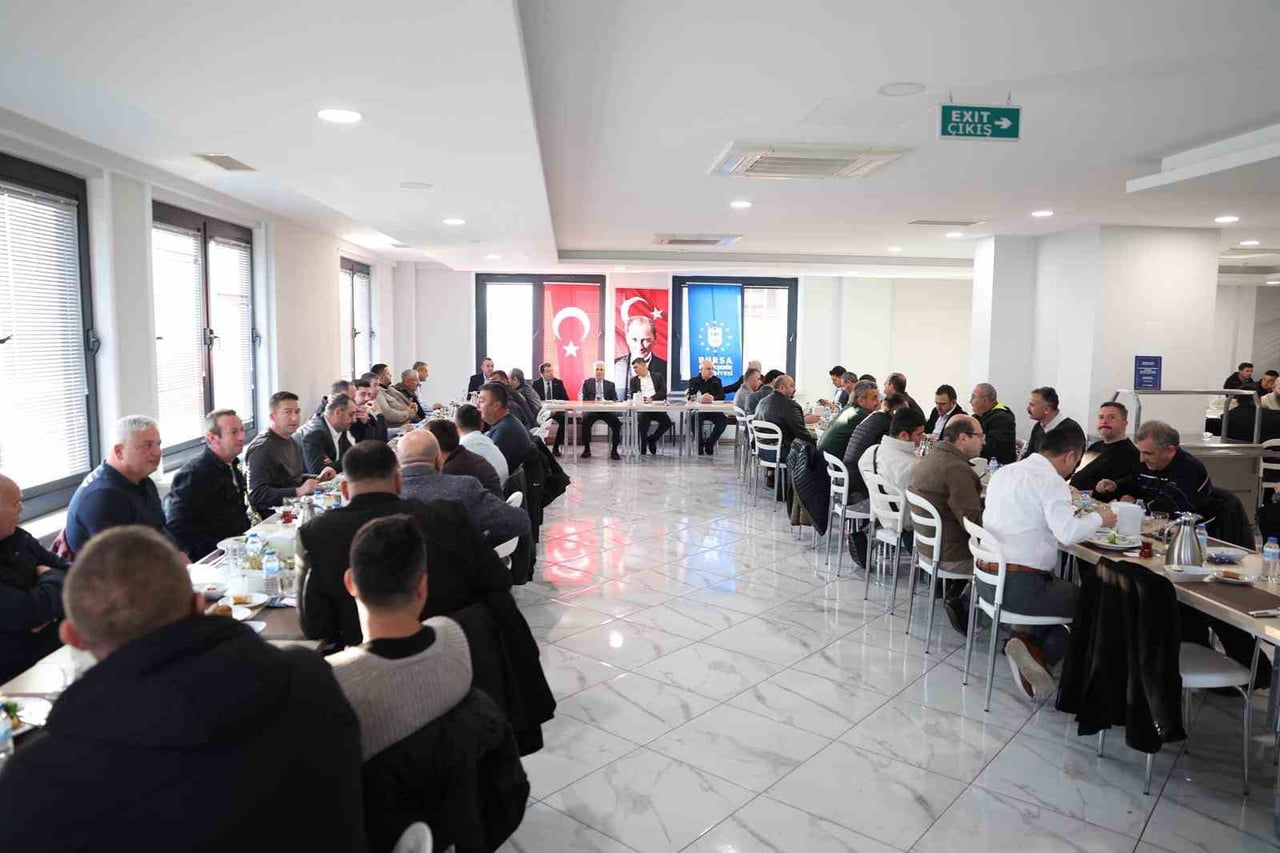 BURSA BÜYÜKŞEHİR BELEDİYE BAŞKANI MUSTAFA BOZBEY, KENTİN DÖRT BİR YANINDA SAHADA ÇALIŞAN ULAŞIM...