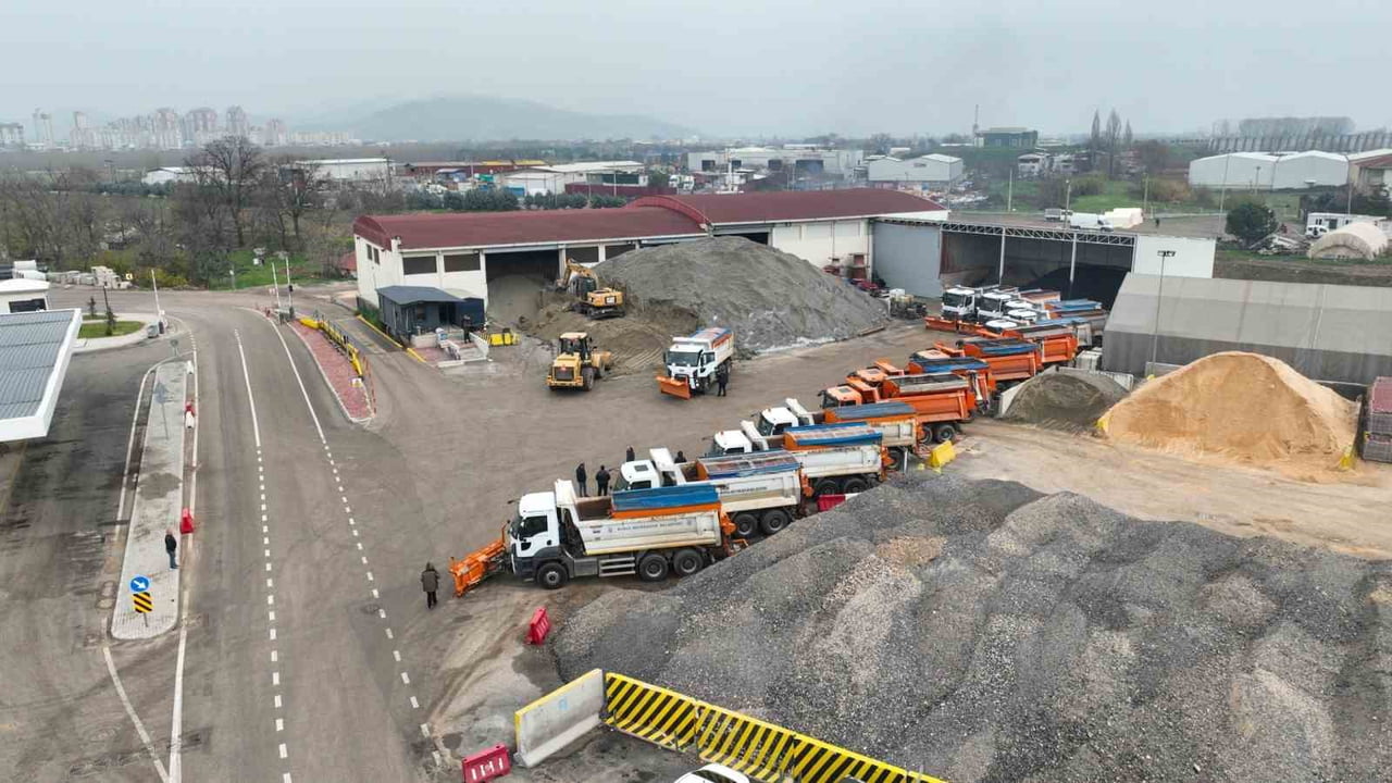 BURSA BÜYÜKŞEHİR BELEDİYESİ, KENTTE ETKİLİ OLMASI BEKLENEN SOĞUK VE KAR YAĞIŞLI HAVAYA KARŞI...