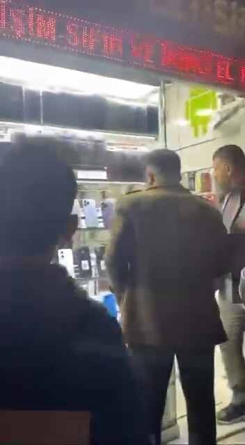 BURSA’DA BİR TELEFONCU DÜKKANINDA VATANDAŞ İLE ESNAF ARASINDA YAŞANAN TARTIŞMA KISA SÜREDE...