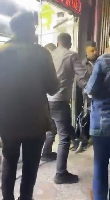 BURSA’DA BİR TELEFONCU DÜKKANINDA VATANDAŞ İLE ESNAF ARASINDA YAŞANAN TARTIŞMA KISA SÜREDE...