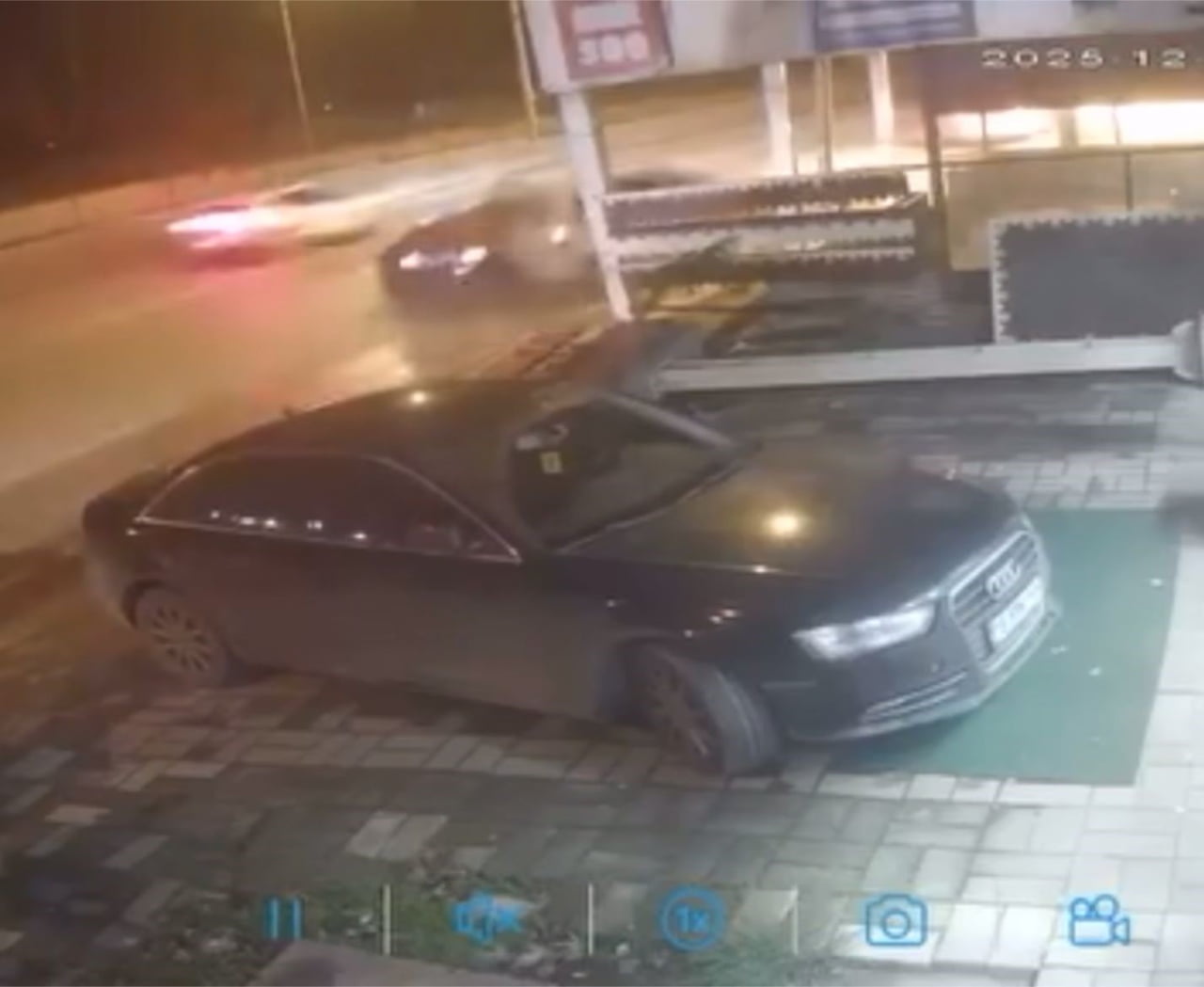 BURSA’DA GECE YARISI KAZA ANI KAMERADA : 1’İ AĞIR 4 YARALI