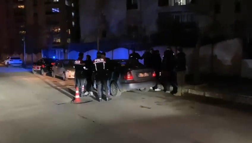 BURSA’DA POLİS EKİPLERİNCE GERÇEKLEŞTİRİLEN ASAYİŞ VE KUMAR UYGULAMALARINDA 1 ARANAN ŞAHIS...