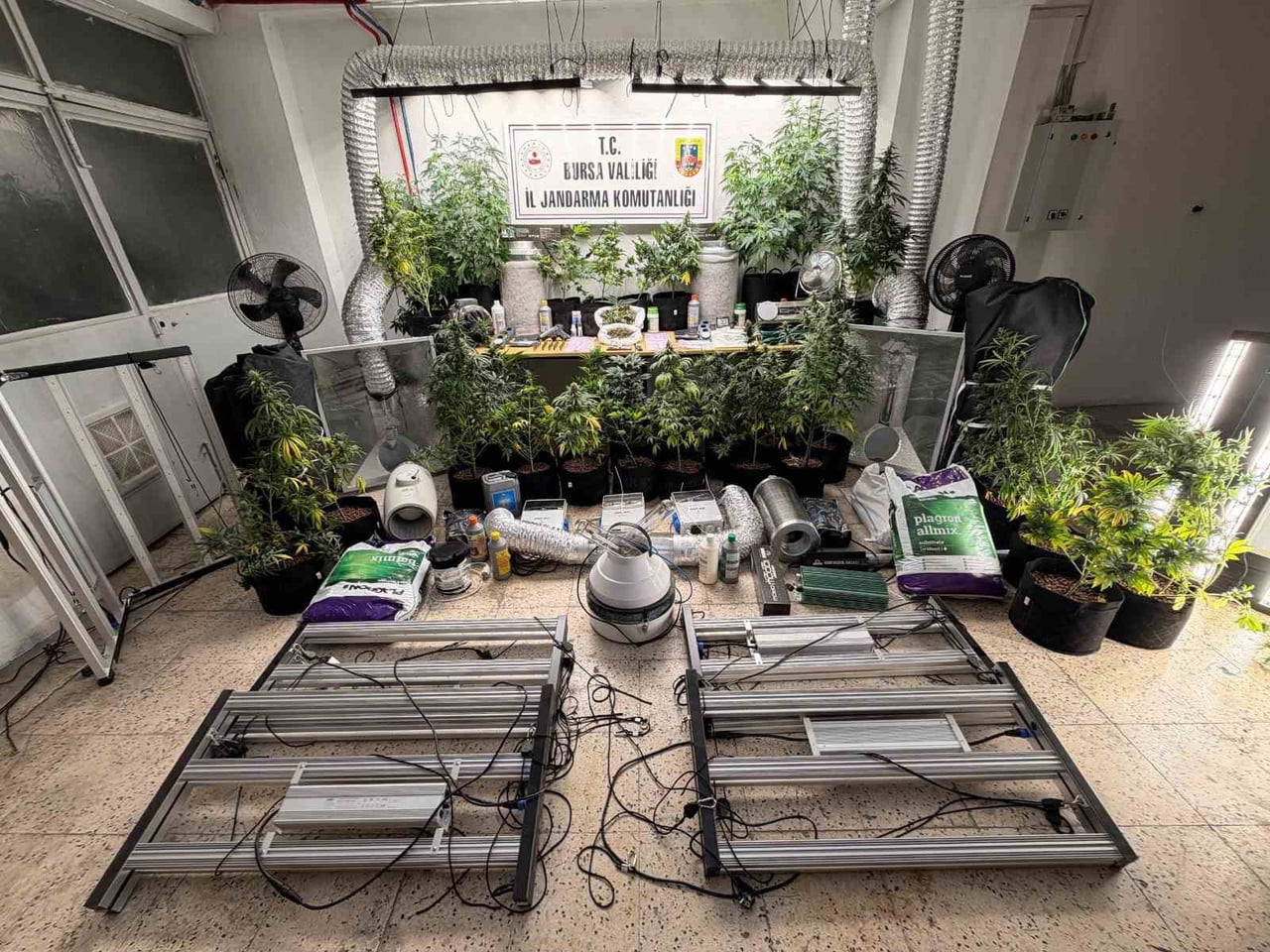 BURSA İL JANDARMA KOMUTANLIĞI EKİPLERİ TARAFINDAN BİR ŞAHSIN İKAMETİNDE VE  İŞYERİNDE YAPILAN...