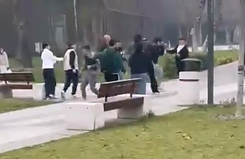 BURSA’NIN İNEGÖL İLÇESİNDE İKİ GENÇ GRUP ARASINDA ÇIKAN KAVGA, AMATÖR KAMERAYA YANSIDI.