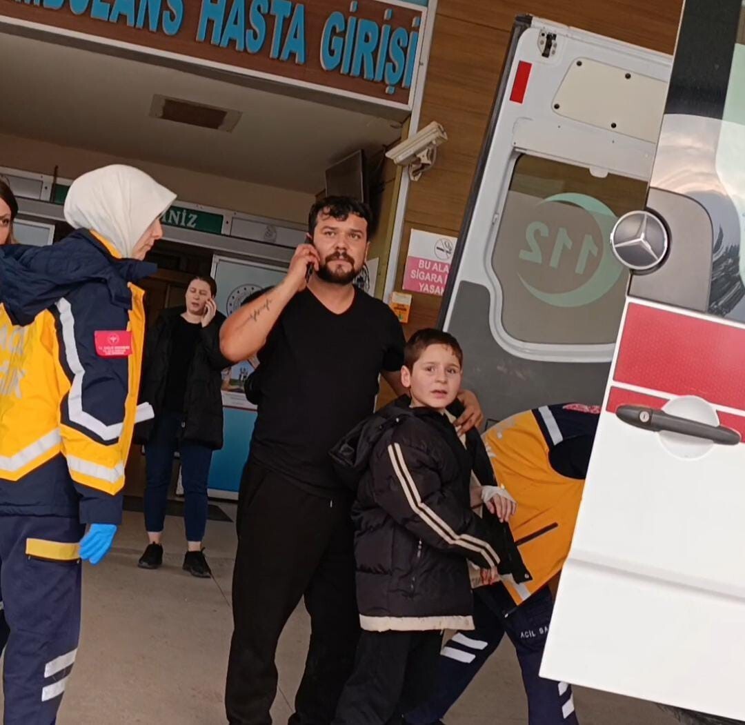 BURSA’NIN İNEGÖL İLÇESİNDE NACAKLA OYNAYAN KÜÇÜK ÇOCUĞUN PARMAĞI KOPMA NOKTASINA...