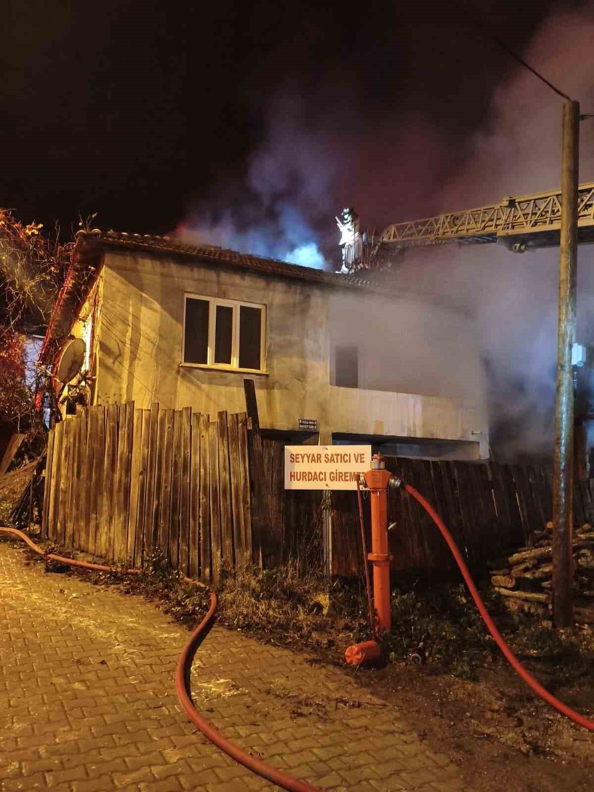 BURSA’NIN İNEGÖL İLÇESİNDE SAMANLIKTA ÇIKAN YANGIN EVE SIÇRADI.