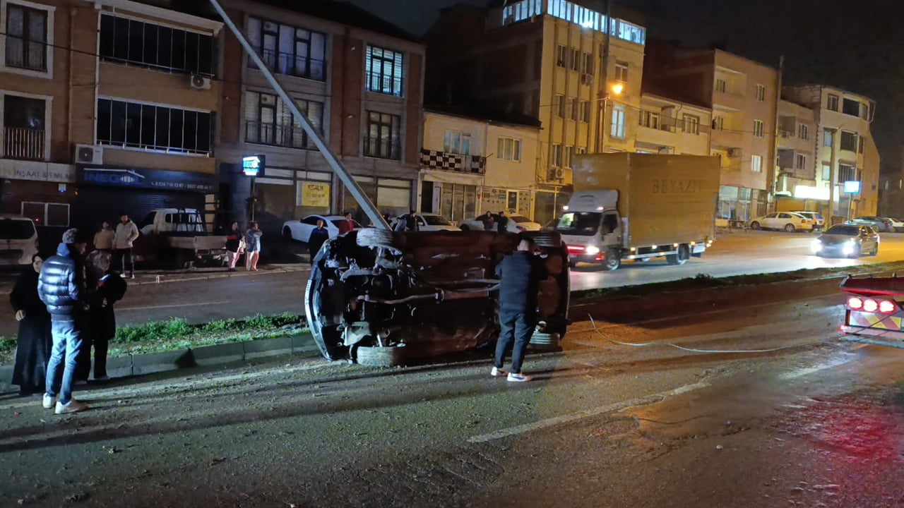 BURSA’NIN İNEGÖL İLÇESİNDE YAĞIŞ NEDENİYLE KAYGANLAŞAN YOLDA TAKLA ATAN OTOMOBİL AYDINLATMA...