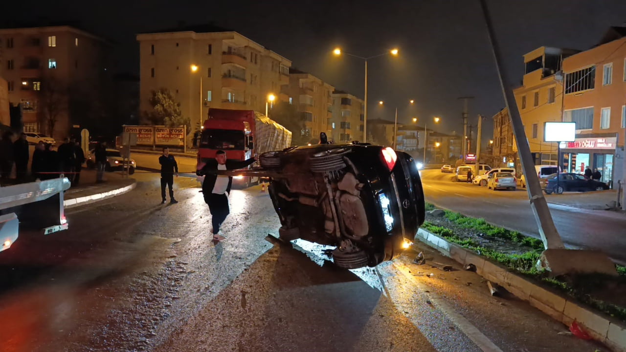 BURSA’NIN İNEGÖL İLÇESİNDE YAĞIŞ NEDENİYLE KAYGANLAŞAN YOLDA TAKLA ATAN OTOMOBİL AYDINLATMA...