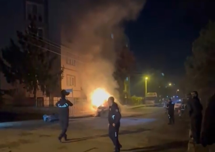 BURSA’NIN MERKEZ NİLÜFER İLÇESİNDE BİR ELEKTRİKLİ OTOMOBİL, HENÜZ BİLİNMEYEN BİR NEDENLE ALEV...