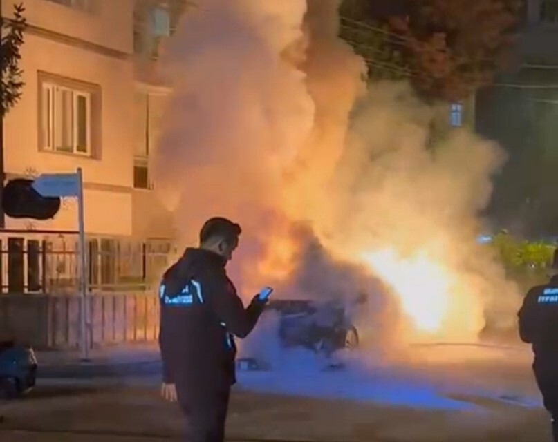 BURSA’NIN MERKEZ NİLÜFER İLÇESİNDE BİR ELEKTRİKLİ OTOMOBİL, HENÜZ BİLİNMEYEN BİR NEDENLE ALEV...