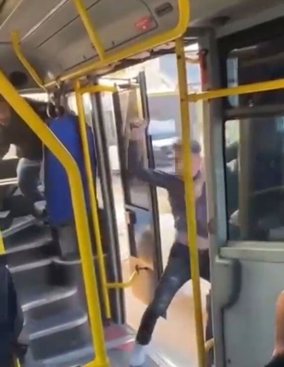 BURSA’NIN NİLÜFER İLÇESİNDE ŞEHİR İÇİ YOLCU OTOBÜSÜNDE YER VERME MESELESİ NEDENİYLE ÇIKAN...