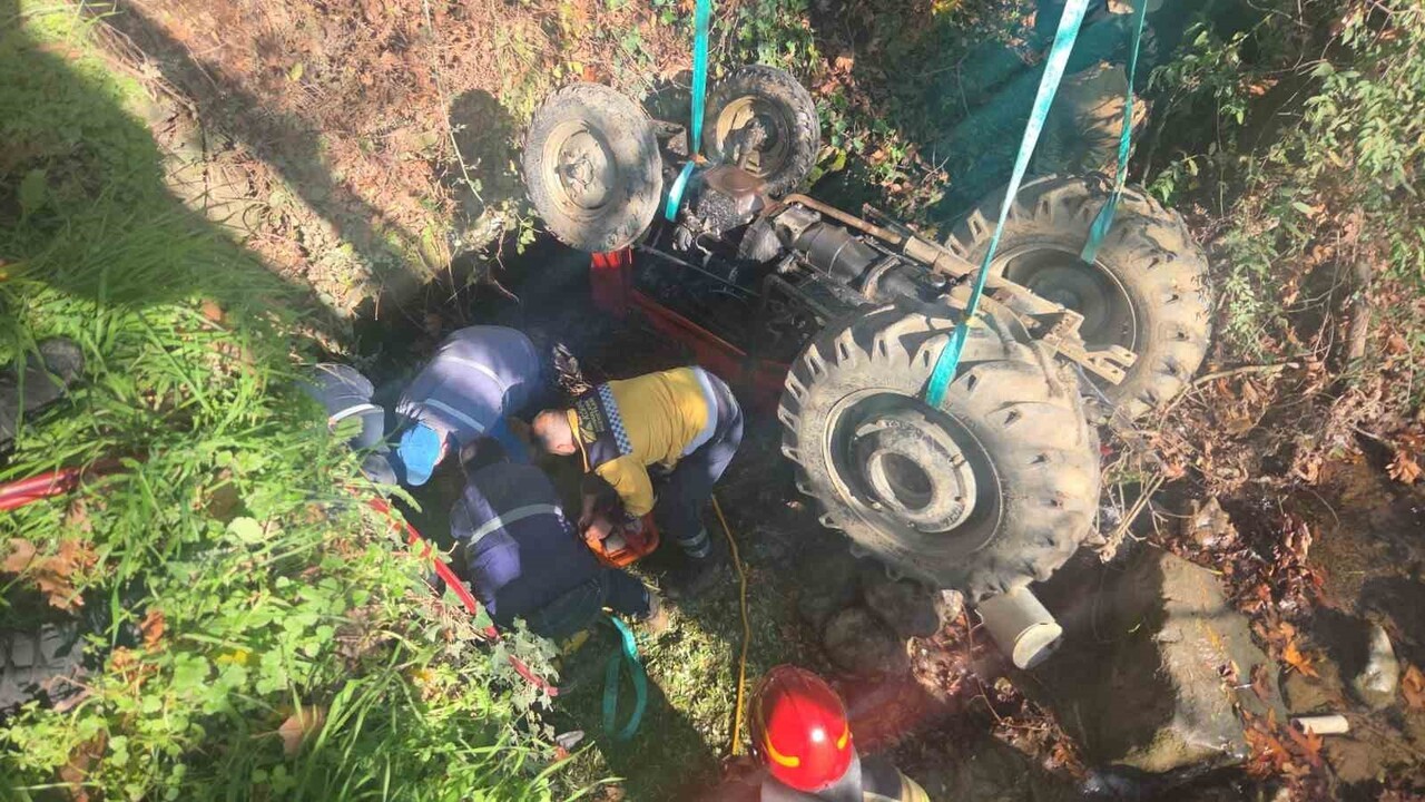 BURSA’NIN ORHANGAZİ İLÇESİNE BAĞLI KARSAK MAHALLESİNDE TRAKTÖRÜ İLE ZEYTİN BAHÇESİNDEN DÖNEN YAŞLI...